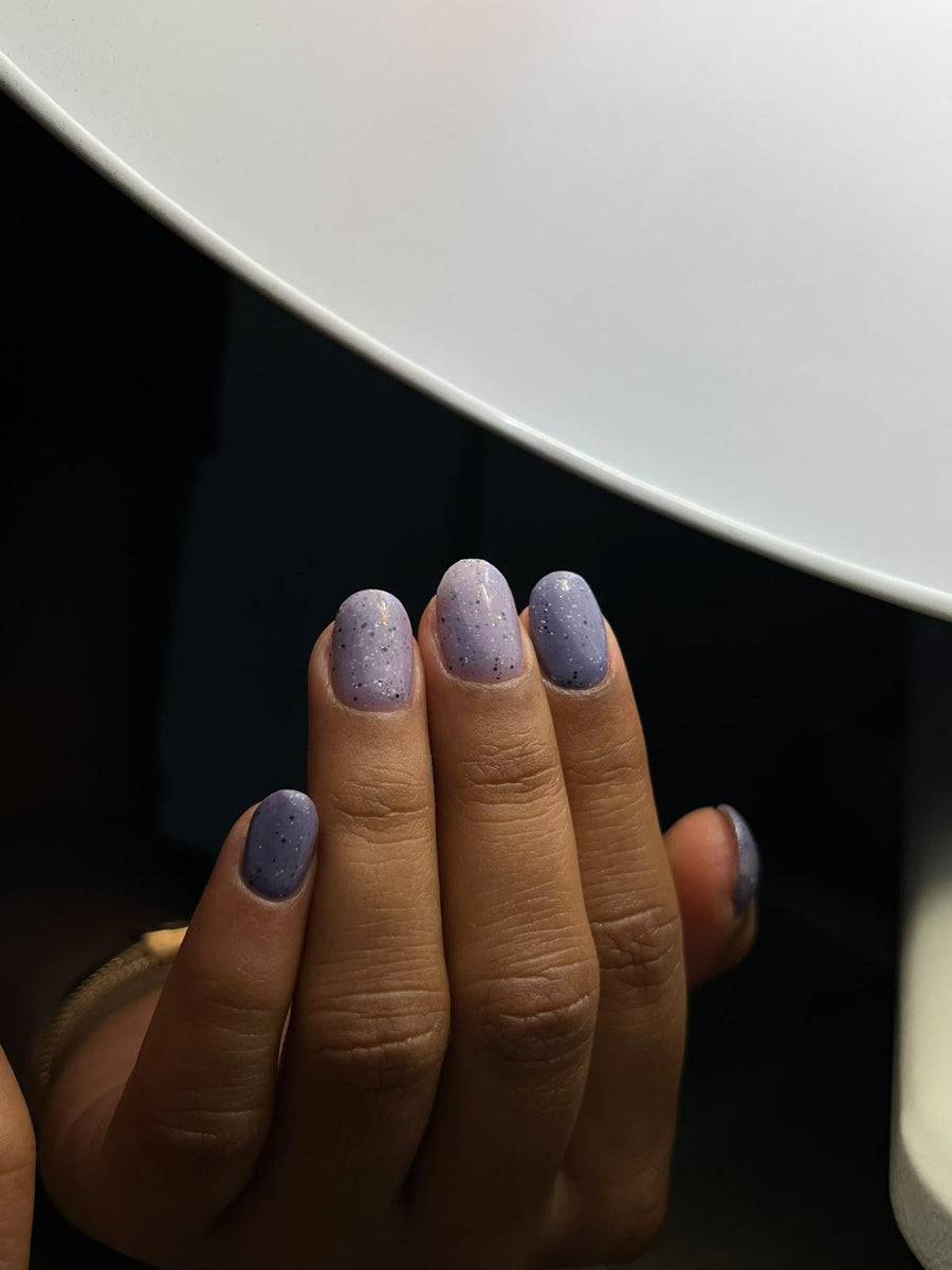 Manucure courte gris lilas moucheté effet sel et poivre